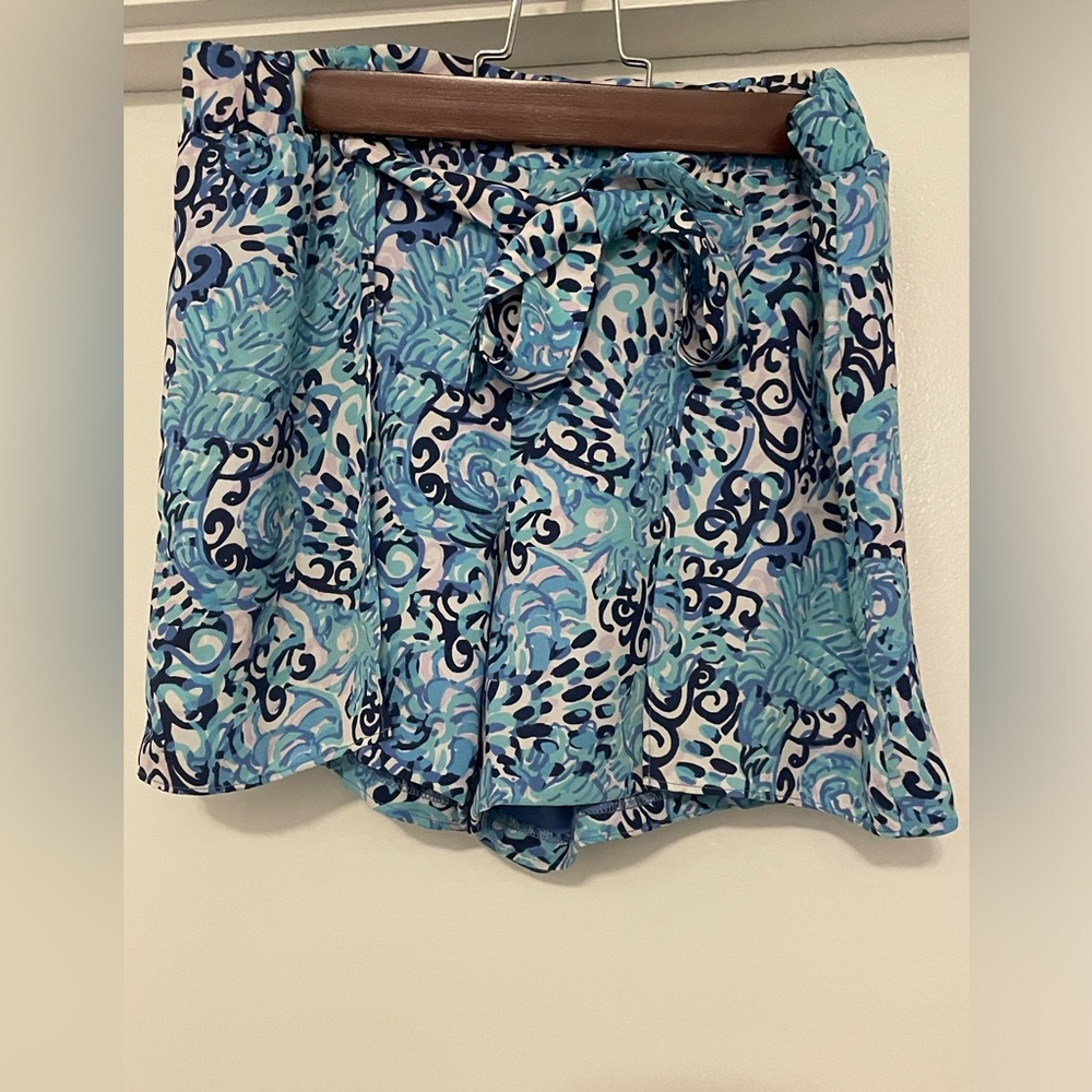 The most flattering Lilly Pulitzer shorts! Connected front tie - size 4!